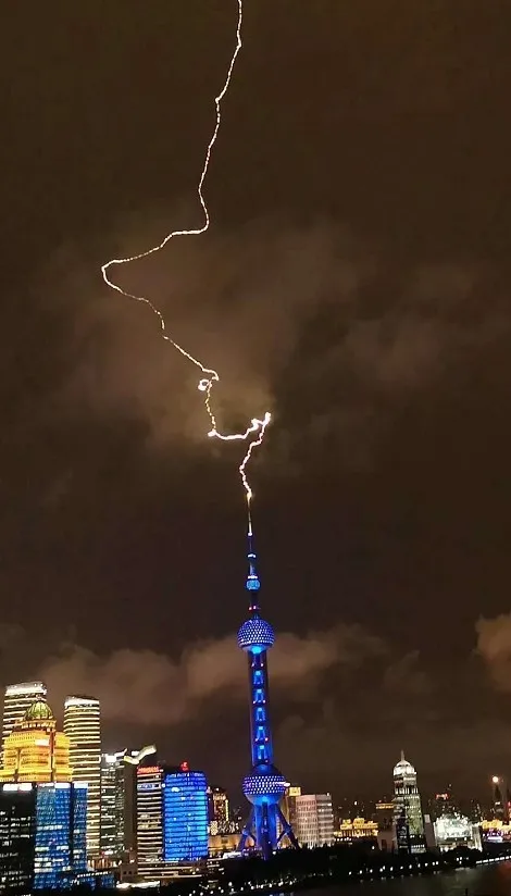 上海东方明珠塔昨晚被闪电击中了？！记者第一时间去核实，真相是...（视频/组图） - 3