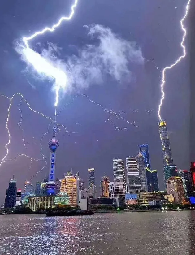 上海东方明珠塔昨晚被闪电击中了？！记者第一时间去核实，真相是...（视频/组图） - 2
