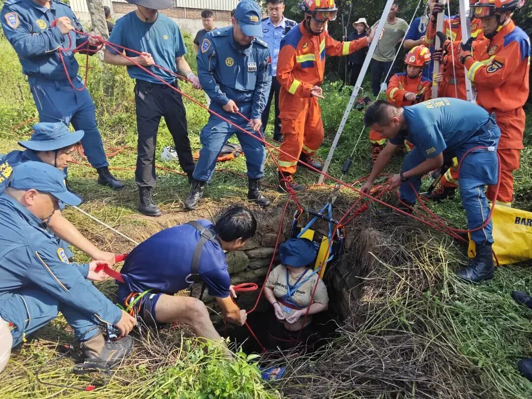 坠井54小时被蛇缠身