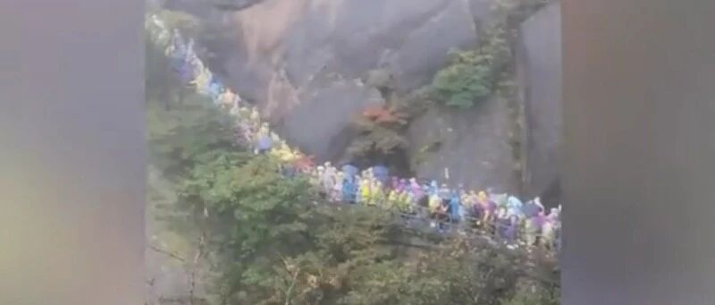 “我想回家！”游客半山腰大呼后悔，还有人裹着棉被，冻得直喊妈……