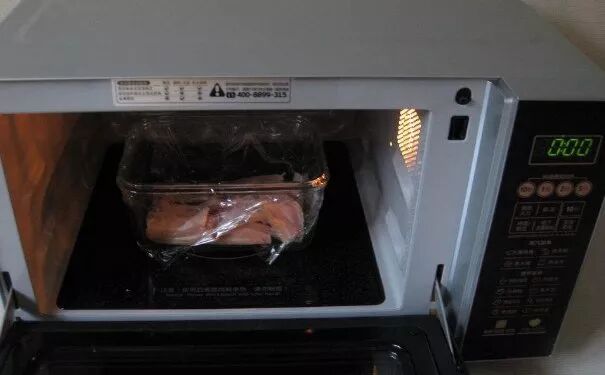 微波炉可以用金属器具吗_微波炉为什么不能用金属器皿_微波炉可用金属容器