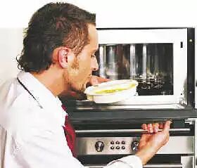 微波炉为什么不能用金属器皿_微波炉可以用金属器具吗_微波炉可用金属容器