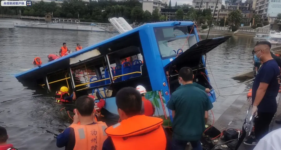 心碎！贵州一公交车冲进水库，已致21死16伤， 幸存者：未发现公交车司机行为异常（视频/组图） - 7