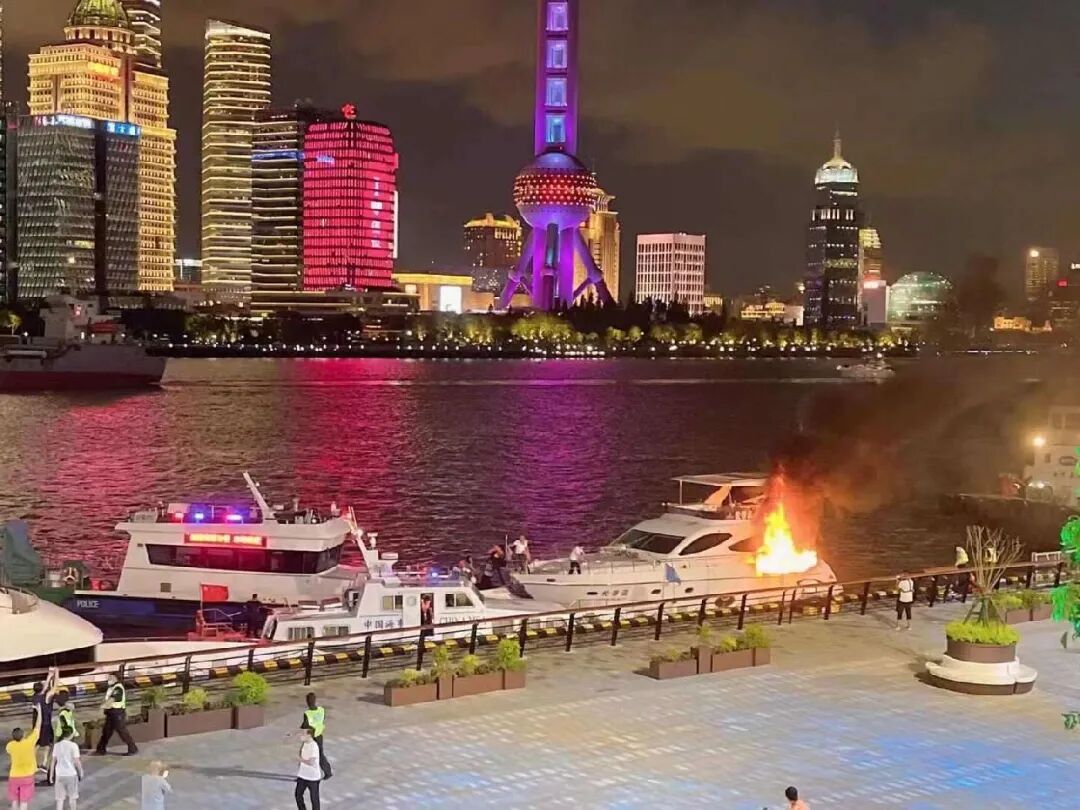 上海黄浦江上一载有11人的游艇起火！市民听到爆炸声，浓烟滚滚中紧急救援（视频/组图） - 8