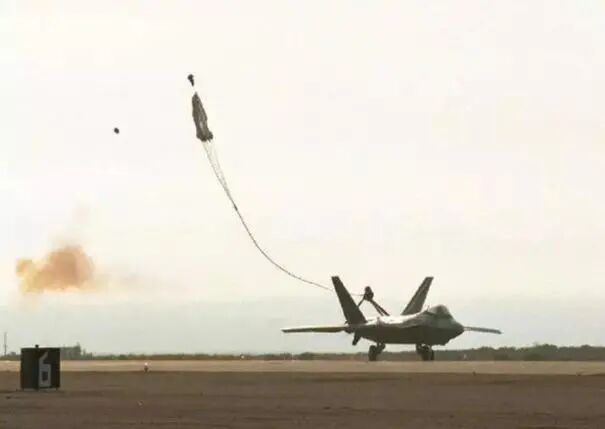 【见多识广】C919身后为何开出一朵伞花？关键时刻保命，让国产飞机更安全的图7