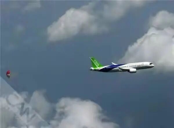 【见多识广】C919身后为何开出一朵伞花？关键时刻保命，让国产飞机更安全的图1