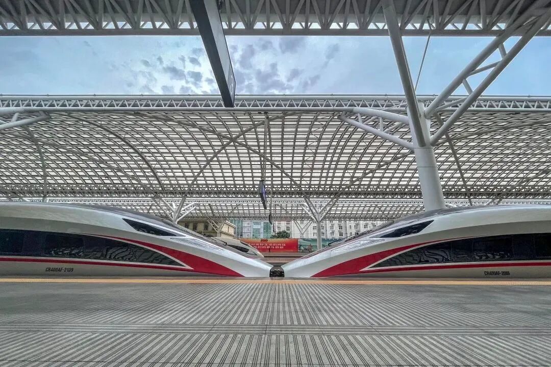 【5/24更新】速度达350km/h的高铁，这样牵着跑难道不脱节？的图1