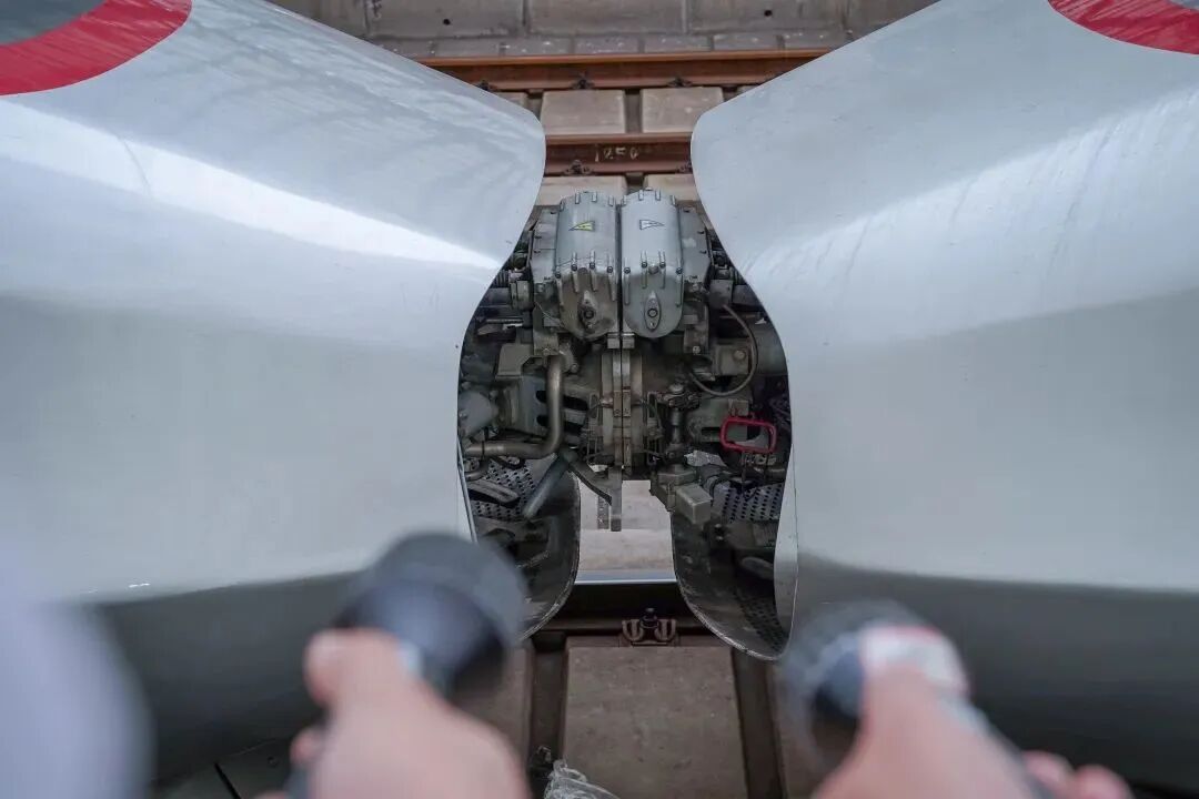 【5/24更新】速度达350km/h的高铁，这样牵着跑难道不脱节？的图5