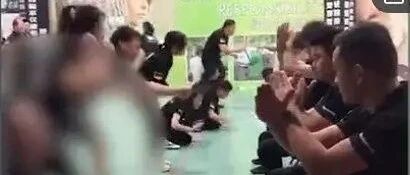 东莞一公司员工集体跪地自扇耳光，脱上衣猛拍地！自愿的？！当地回应