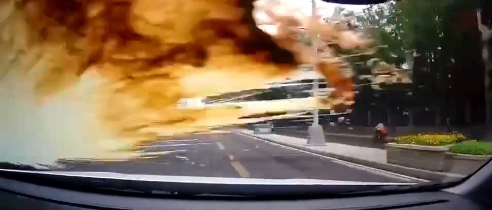 行驶中竟往邻车挡风玻璃上泼奶茶！这个惹众怒的车主手写道歉信……