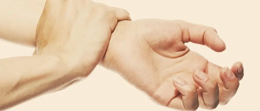 蛇咬了狗，狗咬了人，蛇狗都死了！被咬伤男子紧急求医：我该怎么办？！