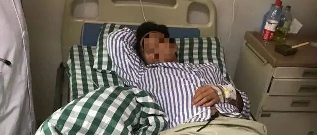 19岁小伙被蛇咬伤，抽血时吓懵：血怎么像牛奶！网友：是蛇“救”了你啊！