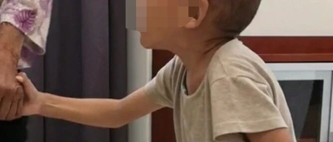 两岁半孩子近视2000多度，竟是患了“天才病”！