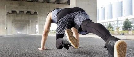 男子运动后冲个凉，往沙发上一躺，醒来后手脚不听使唤了……高温天千万别这么做