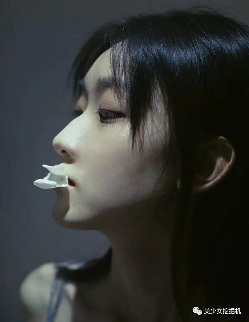 【美女】拥有刘亦菲同款驼峰鼻，神似郑秀晶清冷感，娱乐圈港风少女后继有人...（组图） - 1