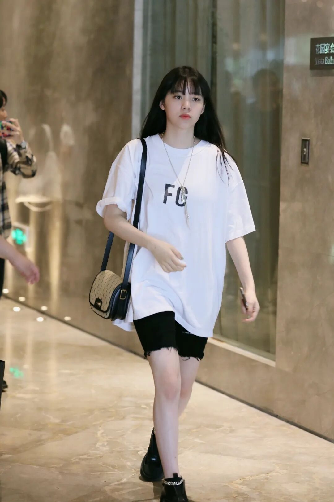 欧阳娜娜,娜扎身背monogrampuffer loulou秋季新款loulou包袋,呈现了