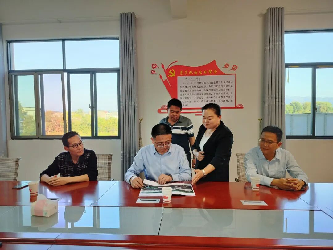 资讯>都昌要闻>在徐埠镇政府,叶长青与镇党委书记刘磊开展谈心谈话