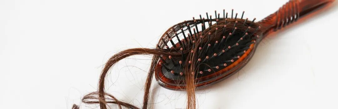 这些位置掉头发，都和一个部位有关，春天更严重！小心带来头痛、失眠、经期血少，舌苔会先给“暗示”……