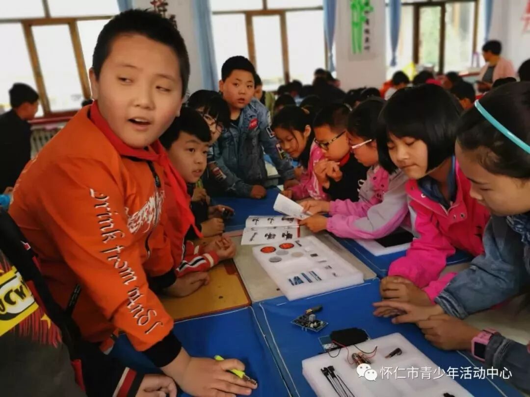 百闻不如一见：科技教育进校园系列活动——怀仁市青少年活动中心