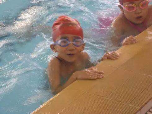 暑期游泳，须警惕呛水引发鼻窦炎