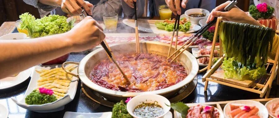 天冷火锅热 小心吃出“火锅病”