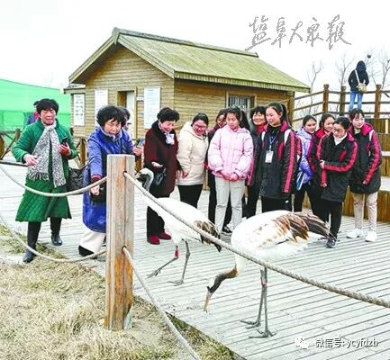 盐都爱心奶奶自筹资金买新衣 陪伴留守女孩