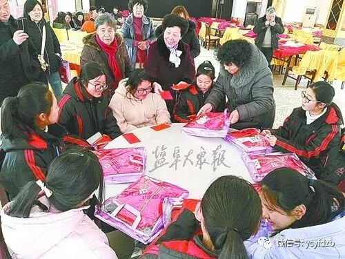 盐都爱心奶奶自筹资金买新衣 陪伴留守女孩