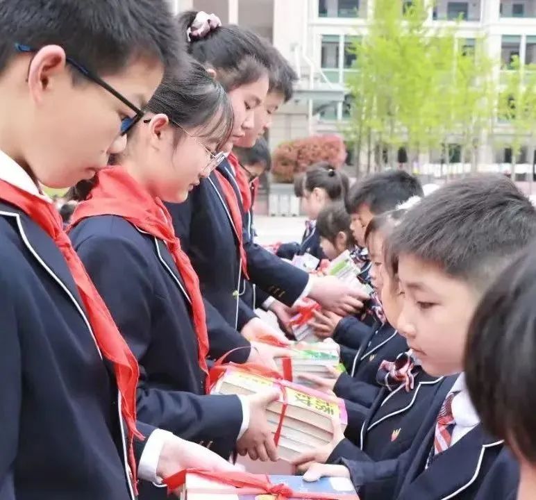 鹽城市第一小學舉辦主題升旗儀式,朗誦經典詩篇,評選