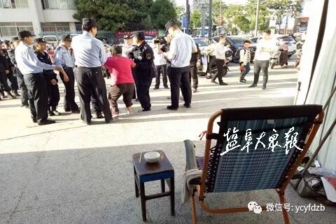 ＂黄马甲＂违法收停车费被抓 盐城警方依法刑事处理