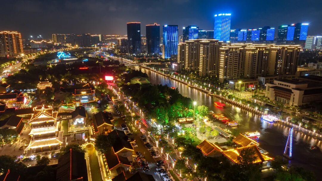 在盐南高新区,盐渎公园,盐镇水街,海盐博物馆,金融城,欧风花街等文化