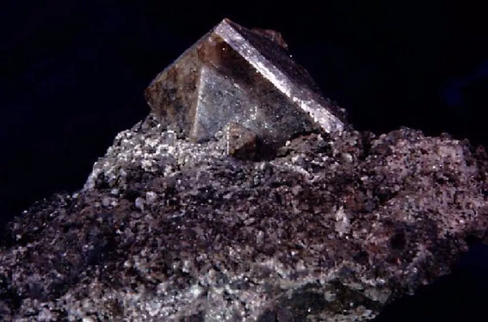 锆石在各种火成岩中作为副矿物产出;锆石的化学性质稳定,因而经常保存