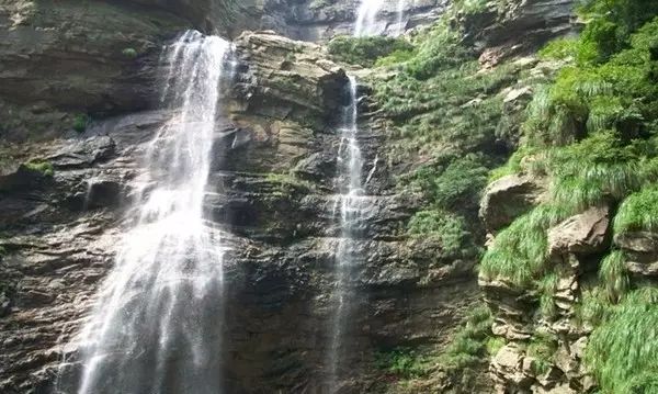 公里,由仙水岩,龙虎山,上清宫,洪五湖,马祖岩和应天山等六大景区组成