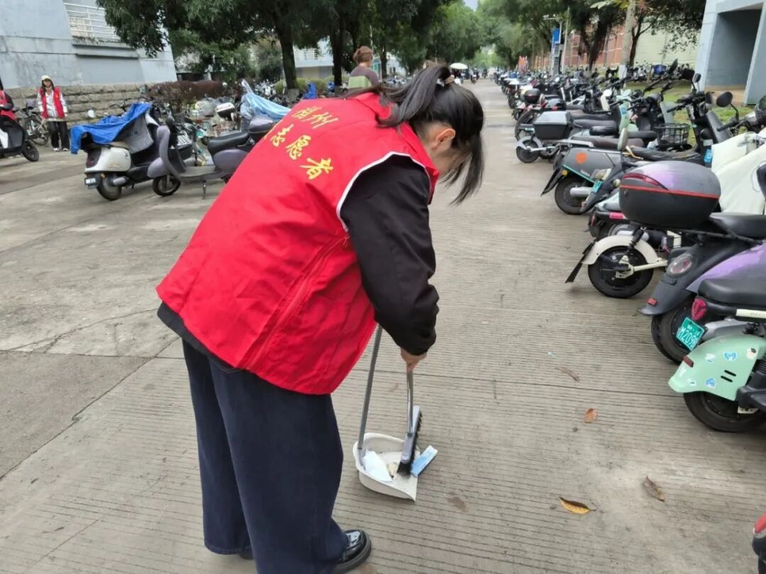 图3为党员志愿者打扫学生社区和澳门新皇冠app首页室4.jpeg