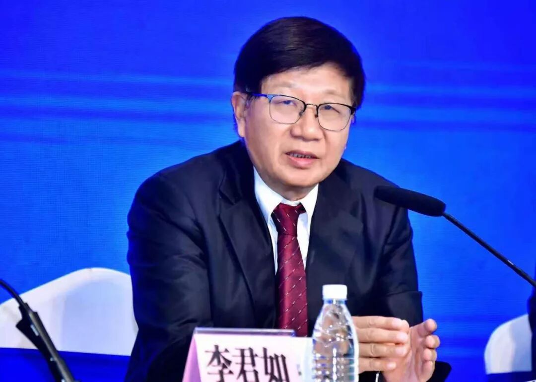 国家创新与发展战略研究会副会长兼秘书长王博永主持发布会新闻发布会