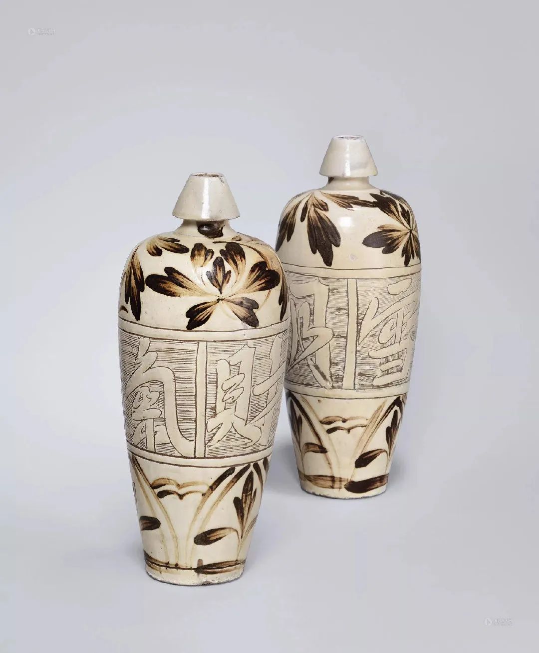 黒褐釉牡丹紋梅瓶 磁州窯 中国美術 古玩 唐物 擺件 221b 黒褐釉牡丹紋梅瓶 磁州窯 中国美術 古玩 唐物 擺件 221b