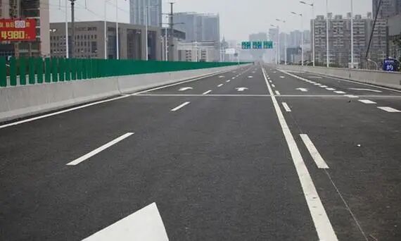 而"可跨越同向车行道分界线",指的就是白色虚线.