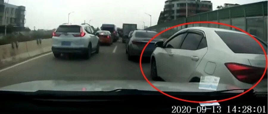 碰到这种加塞车，你让不让？网友吵翻了！