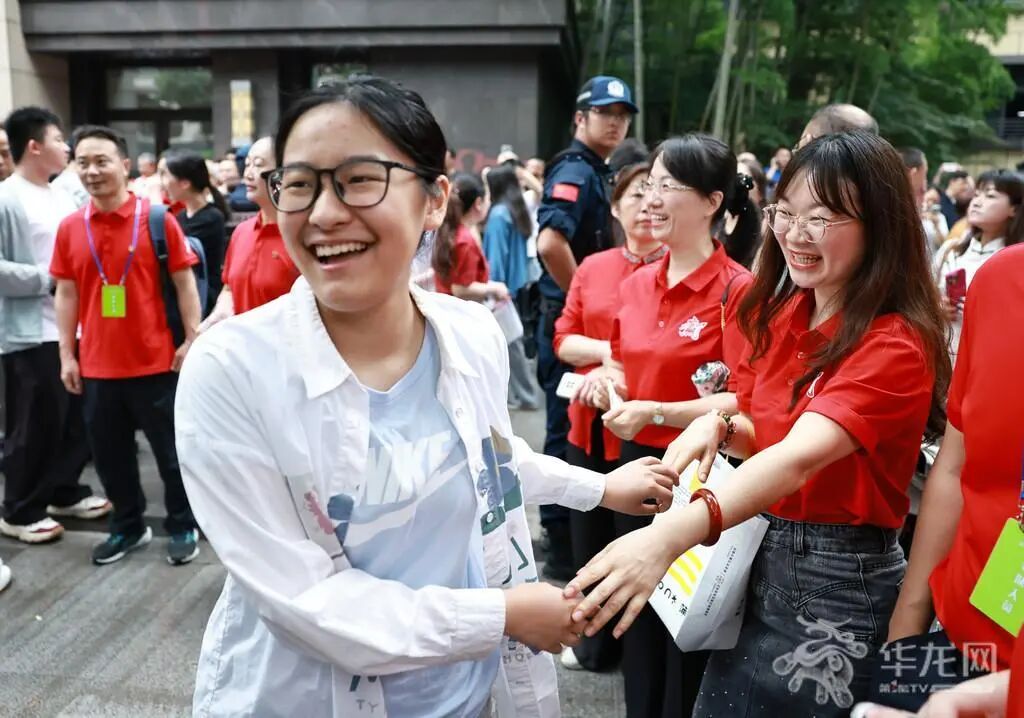 15——渝中区巴蜀中学考点，考生们有序步入考场，巴蜀中学的老师与经过的考生击掌、拥抱，眼神里满是信任与祝福。