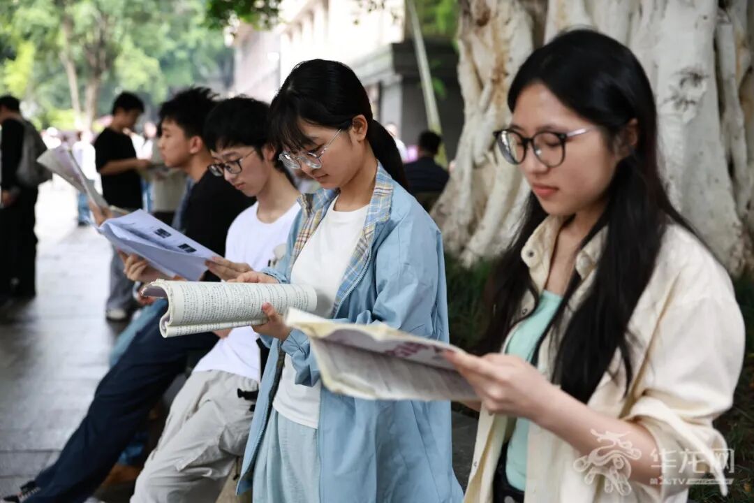 06——巴蜀中学考点外，考生正在加紧复习。