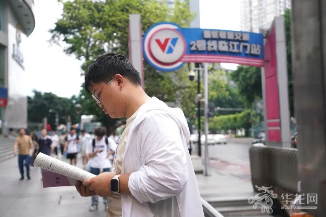 08——第二十九中考点外，考生正在加紧复习。