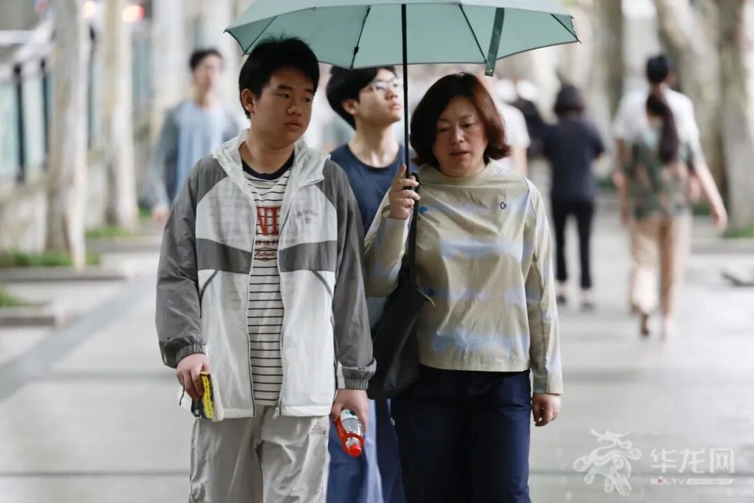 10——巴蜀中学考点，考生在家长陪伴下走进考场。