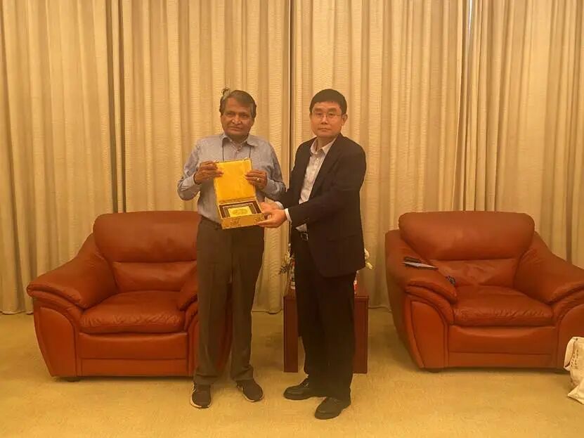 男人们站在房间里  AI 生成的内容可能不正确。