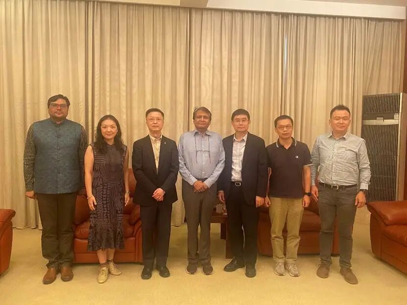 一群人站在一起合影  AI 生成的内容可能不正确。