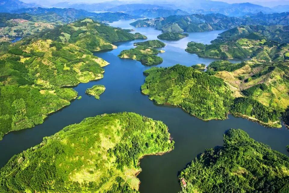 《航拍万峰林》湖光山色---万峰湖 张德厚 摄