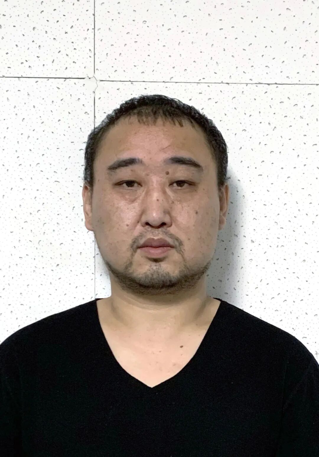 现向社会公开征集上述人员的违法犯罪线索,请广大群众积极检举揭发,对