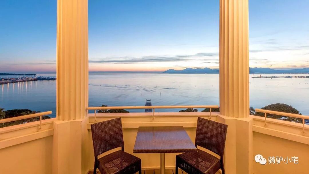 帆船酒店住一晚要多少人民币_帆船酒店一晚上多少钱_帆船酒店里面