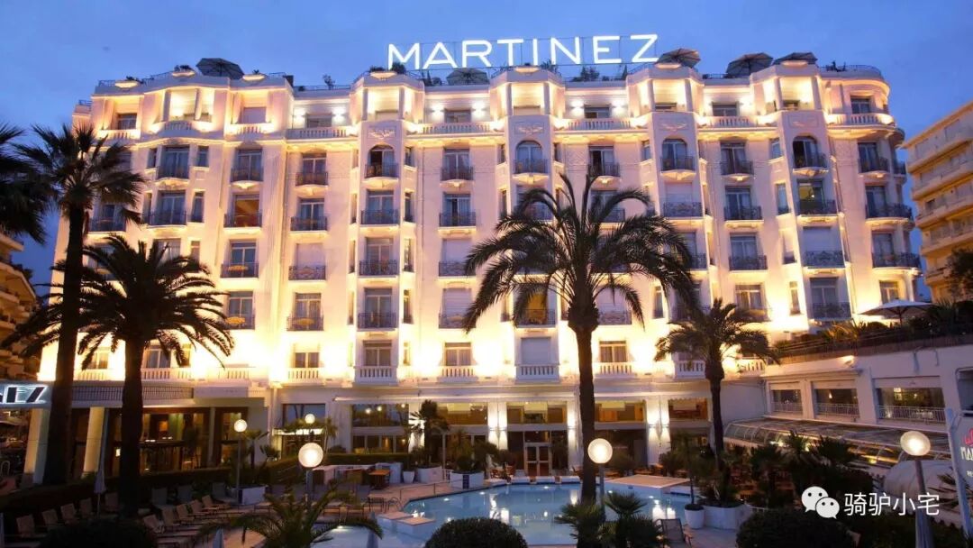 帆船酒店住一晚要多少人民币_帆船酒店里面_帆船酒店一晚上多少钱