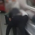 事发广州地铁！大叔抢老人座位，被暴打！