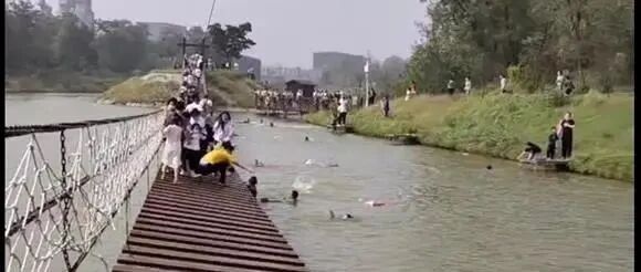 泰山凌晨这一幕刷屏，刚刚紧急通知：暂停！还有郑州一景区网红吊桥安全绳突然断裂，10余人落水
