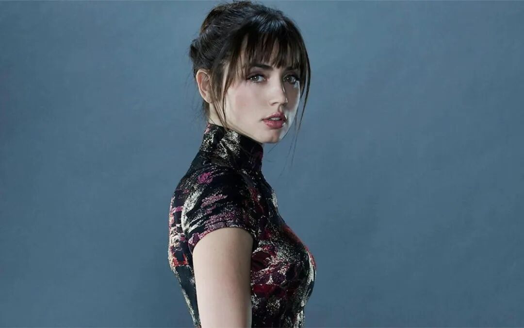 安娜德阿玛斯以艺术之名绽放007邦女郎的璀璨之光